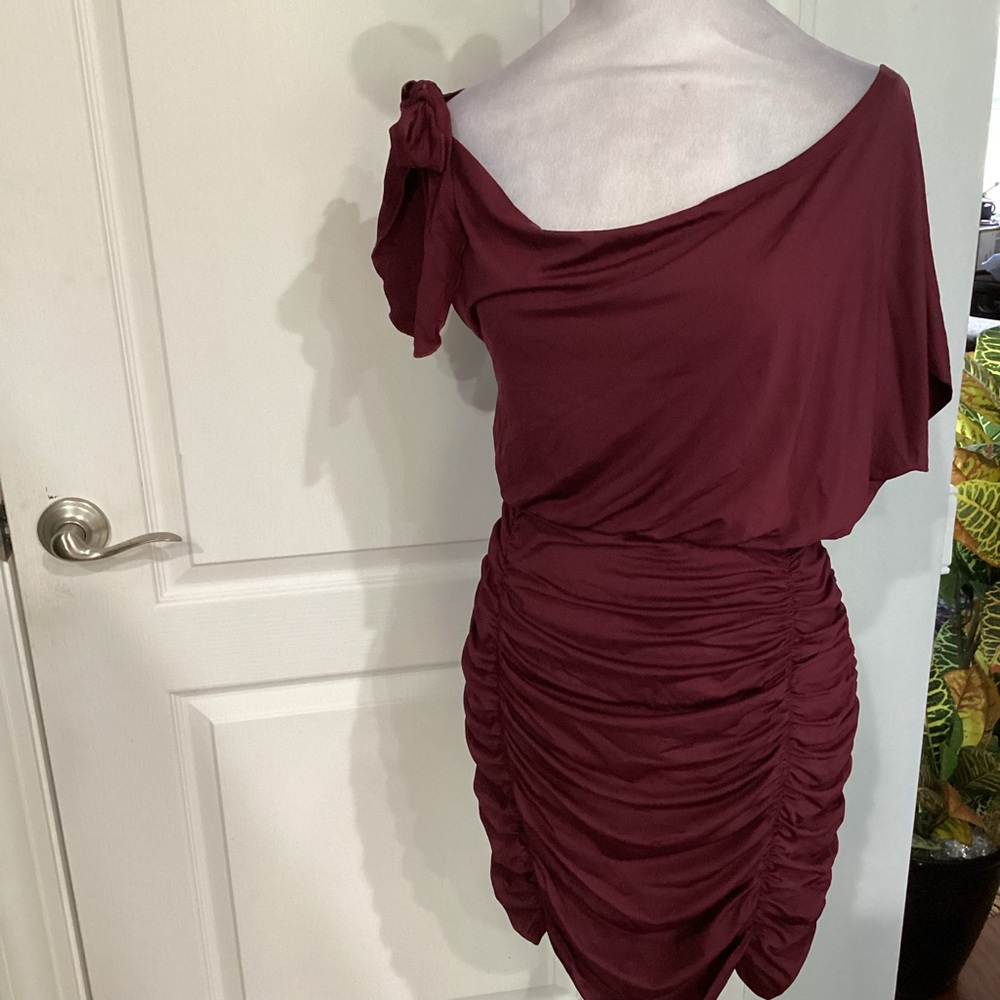 Elegant Slanted Shoulder Mini Stretchy Dress (Color: BURGUNDY)